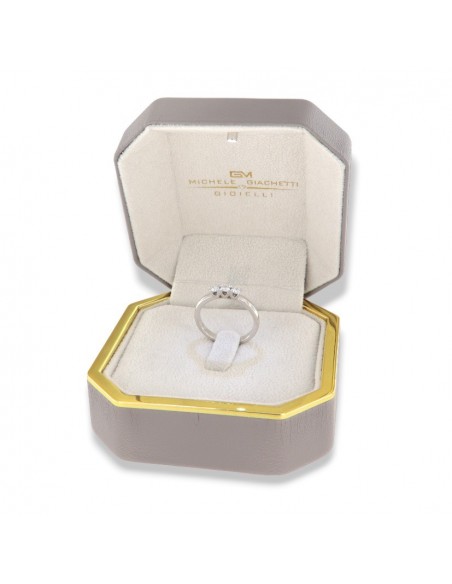 Anello Oro Bianco Trilogy 0,31 Carati Modello Castone a V [c264f994]