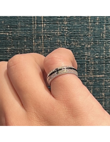 ANELLO ARGENTO RODIATO CON LATI ZIRCONI [ed607e0e]