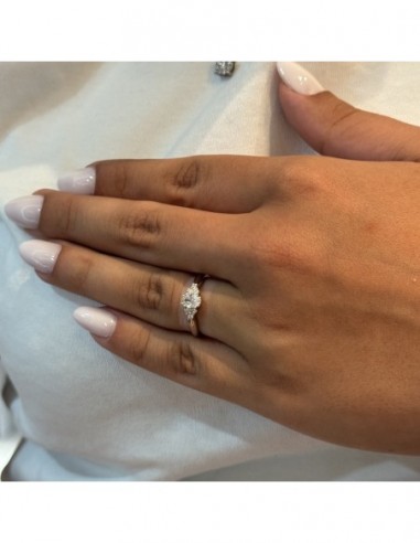 Anello Oro Bianco Solitario Diamante Ovale 0,42 Carati Contorno Diamanti Laterali 0,12 Carati [2fb833e2]