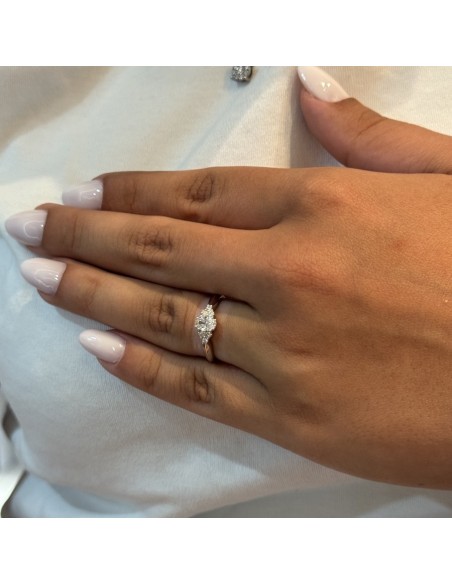 Anello Oro Bianco Solitario Diamante Ovale 0,42 Carati Contorno Diamanti Laterali 0,12 Carati [2fb833e2]