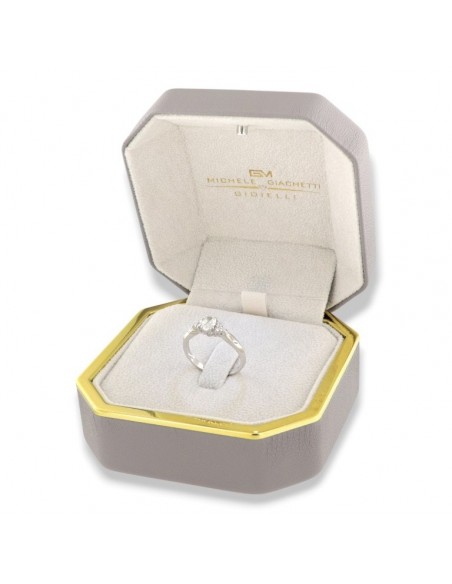 Anello Oro Bianco Solitario Diamante Ovale 0,42 Carati Contorno Diamanti Laterali 0,12 Carati [44d3f6f5]